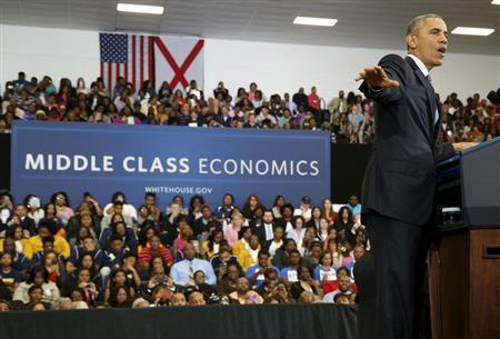 ３月２６日、米アラバマ州バーミングハムのコミュニティーカレッジで演説し、改めて最低賃金の引き上げを求めるバラク・オバマ大統領。会場には、中間層を支援するオバマ政権の政策「ミドルクラス・エコノミクス」の看板も掲げられた＝２０１５年（ロイター）