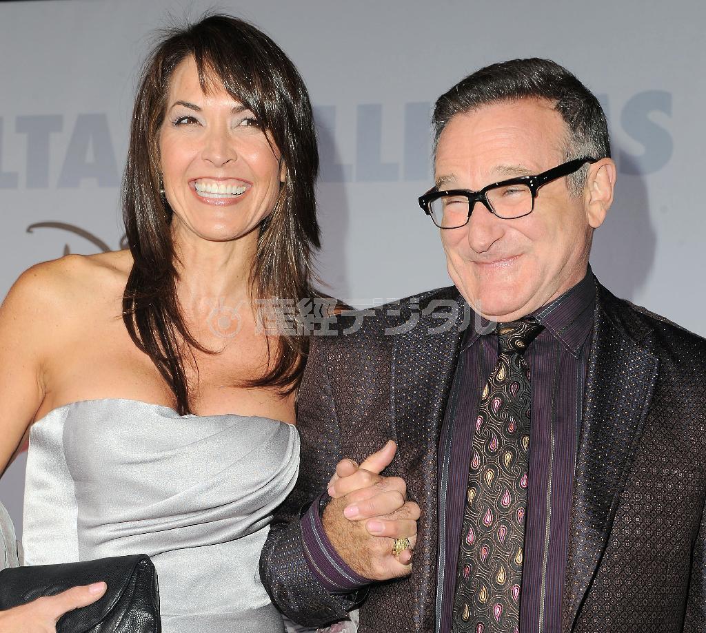 昨年８月に死去した米俳優、ロビン・ウィリアムズさん（右）の遺産相続をめぐり、妻のスーザンさん＝２００９年１１月９日、米カリフォルニア州ロサンゼルス（ＡＰ）