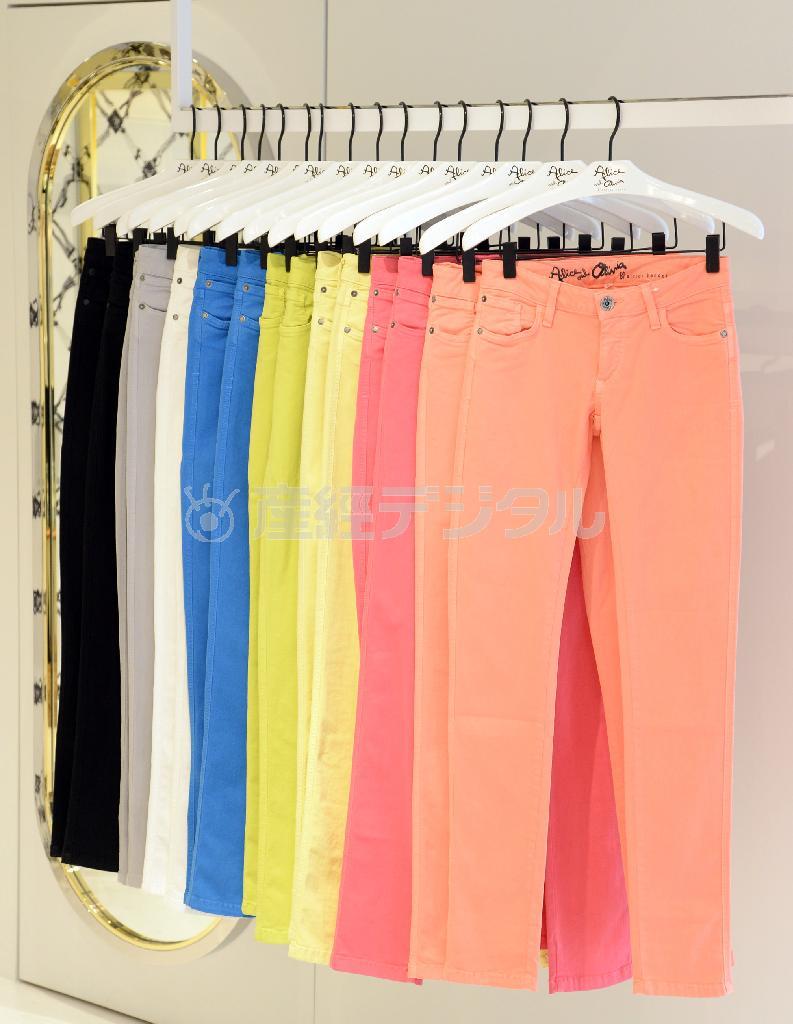 定番デニムはカラーバリエーションも豊富で、柔らかいストレッチが美脚ラインを演出（１万９０００円）＝２０１５年３月１２日午前、東京都渋谷区（川口良介撮影）