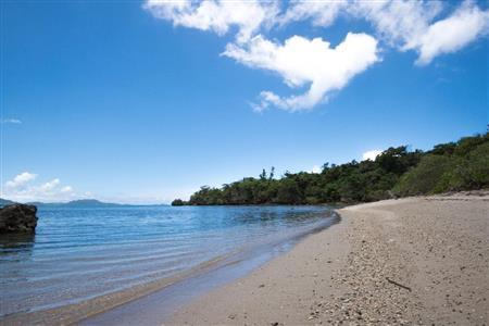 干潮時の海はグラデーションが美しい＝２０１４年８月５日、沖縄県石垣市（永山真治さん撮影）
