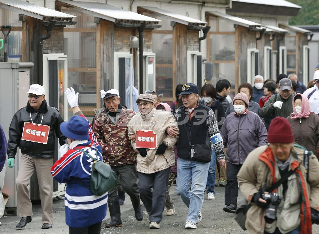 岩手県上閉伊郡大槌町で行われた防災訓練で、高台に避難する参加者ら＝２０１５年３月８日（共同）