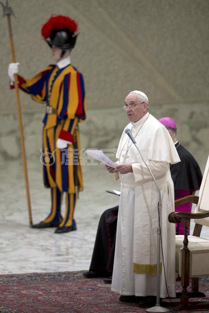 水曜恒例の一般謁見でスピーチする法王フランシスコ。その脇にはスイス人衛兵が立つ＝２０１５年１月２８日、バチカン（ＡＰ）
