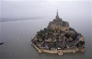 「ルパン三世＿カリオストロの城」のモデルといわれる世界遺産モン・サン・ミッシェル。今年３月には１８年ぶりの大潮が押し寄せ、孤島の姿を回復した＝２０１５年３月２１日、フランス西部、サン・マロ湾上（ＡＰ）