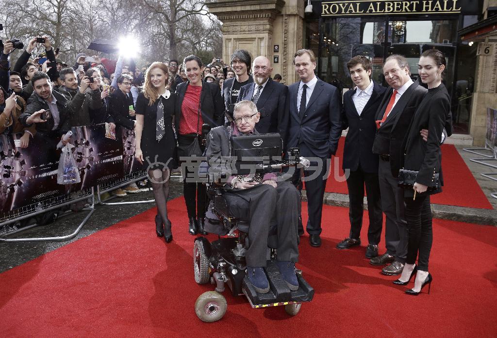 米女優、ジェシカ・チャスティンさん（左）や英宇宙物理学者、スティーブン・ホーキング博士（中央）＝２０１５年３月３０日、英国・首都ロンドン（ＡＰ）