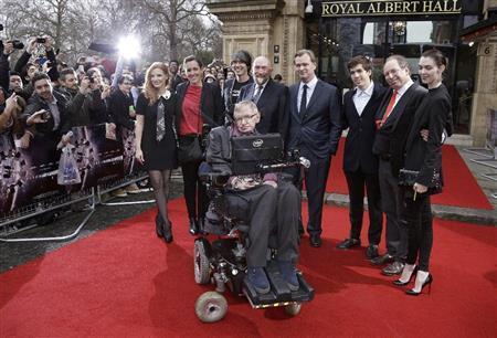 米女優、ジェシカ・チャスティンさん（左）や英宇宙物理学者、スティーブン・ホーキング博士（中央）＝２０１５年３月３０日、英国・首都ロンドン（ＡＰ）