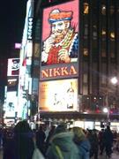 札幌の繁華街、ススキノを彩るニッカウヰスキーの電飾看板です。３月２８日に最終回を迎えたＮＨＫの連続テレビ小説「マッサン」は、地元北海道を大いに盛り上げてくれました＝２０１５年２月５日、北海道札幌市（乾ルカさん撮影）