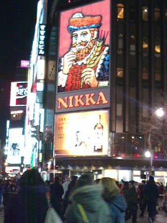 札幌の繁華街、ススキノを彩るニッカウヰスキーの電飾看板です。３月２８日に最終回を迎えたＮＨＫの連続テレビ小説「マッサン」は、地元北海道を大いに盛り上げてくれました＝２０１５年２月５日、北海道札幌市（乾ルカさん撮影）