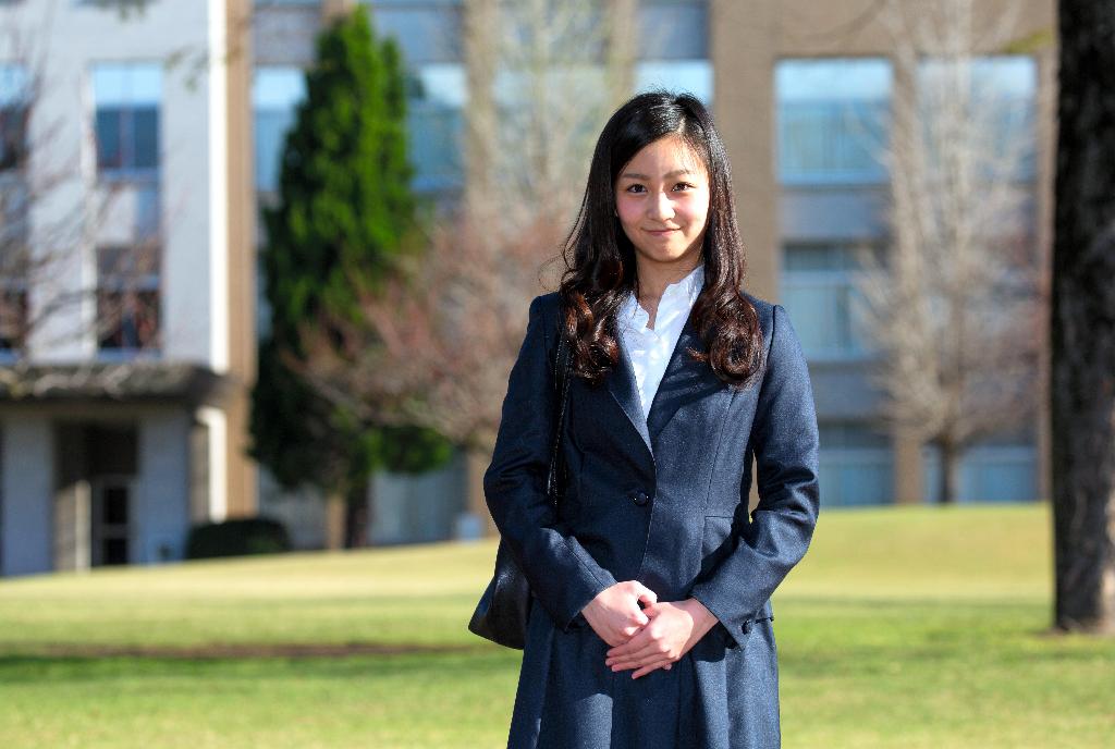 入学式のため国際基督教大に登校され、報道陣の前で笑顔を見せる秋篠宮家の次女佳子さま＝２日午前７時３６分、東京都三鷹市（代表撮影）