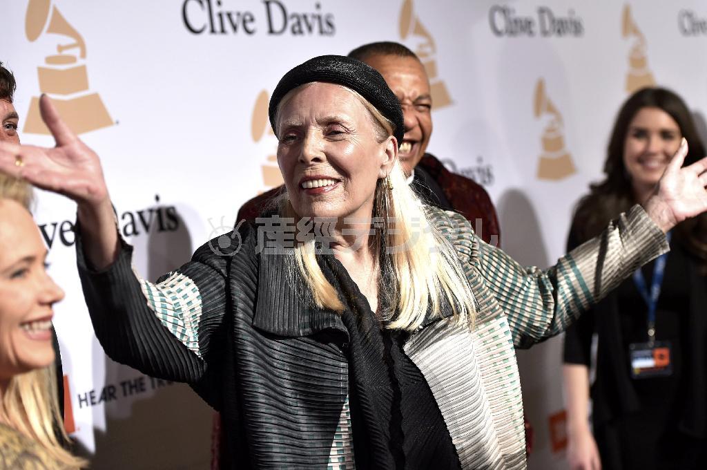 カナダ出身の伝説的歌手、ジョニ・ミッチェルさん＝２０１５年２月７日、米カリフォルニア州ビバリーヒルズ（ＡＰ）