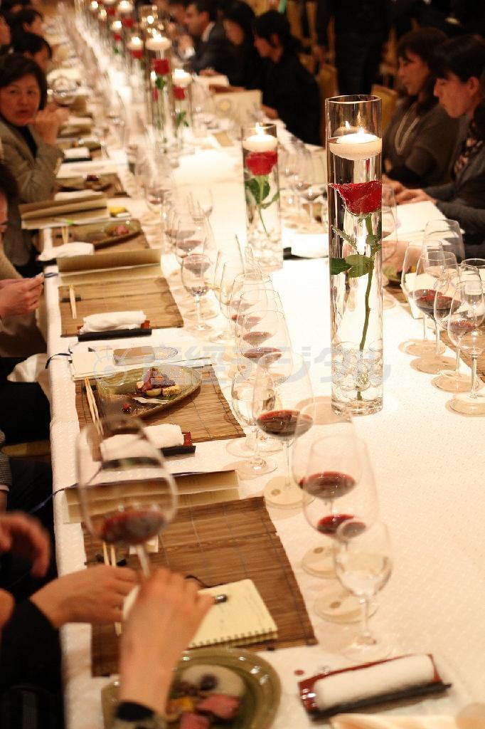 スーパープレミアムチリワイン「ＳＥＮＡ」の誕生から２０周年を記念した「バーティカル＿テイスティング＿ｉｎ＿Ｔｏｋｙｏ」＝２０１５年３月９日（佐野領撮影）