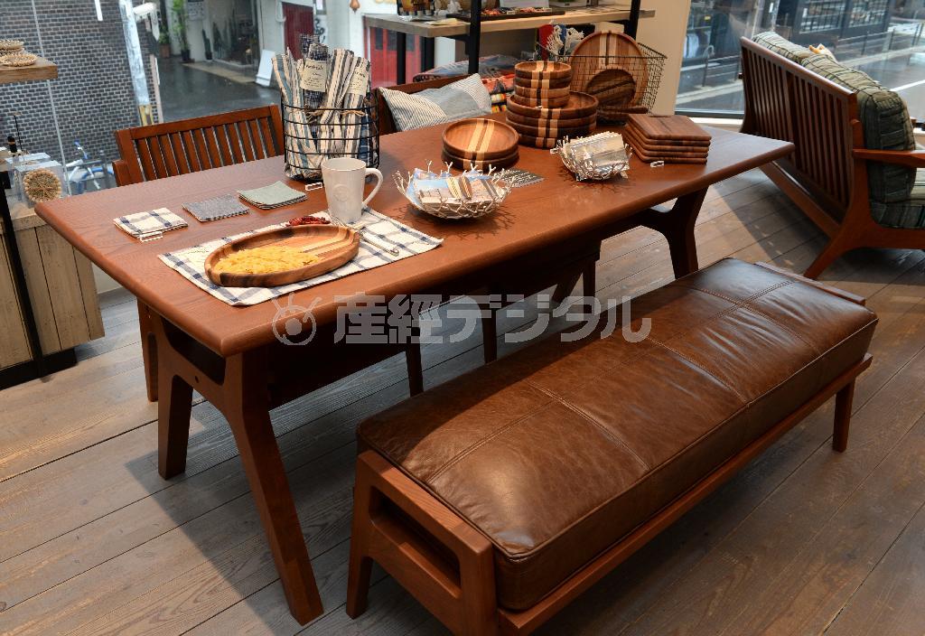 革張りの椅子２脚とベンチがついたダイニングテーブルセット（３６万２０００円）。圧迫感がないように背は低めで横長に作られている。家族との会話が弾みそう＝２０１５年３月１９日、大阪市西区（南雲都撮影）