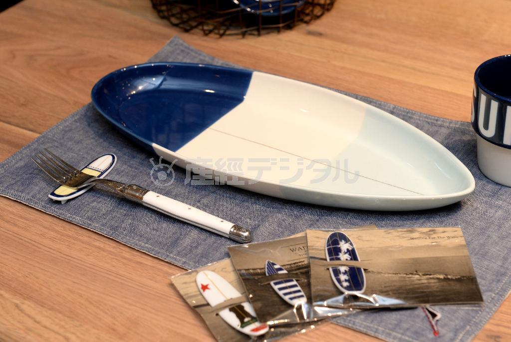 大きめのプレート（３２００円）はカレーやスパゲティの皿として人気。こちらもサーフボードをかたどっている＝２０１５年３月１９日、大阪市西区（南雲都撮影）