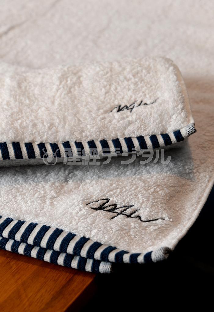 コットンの量を増やして洗濯を繰り返してもふかふか感が変わらないオリジナルバスタオル（３５１９円）とフェイスタオル（１３８９円）＝２０１５年３月１９日、大阪市西区（南雲都撮影）