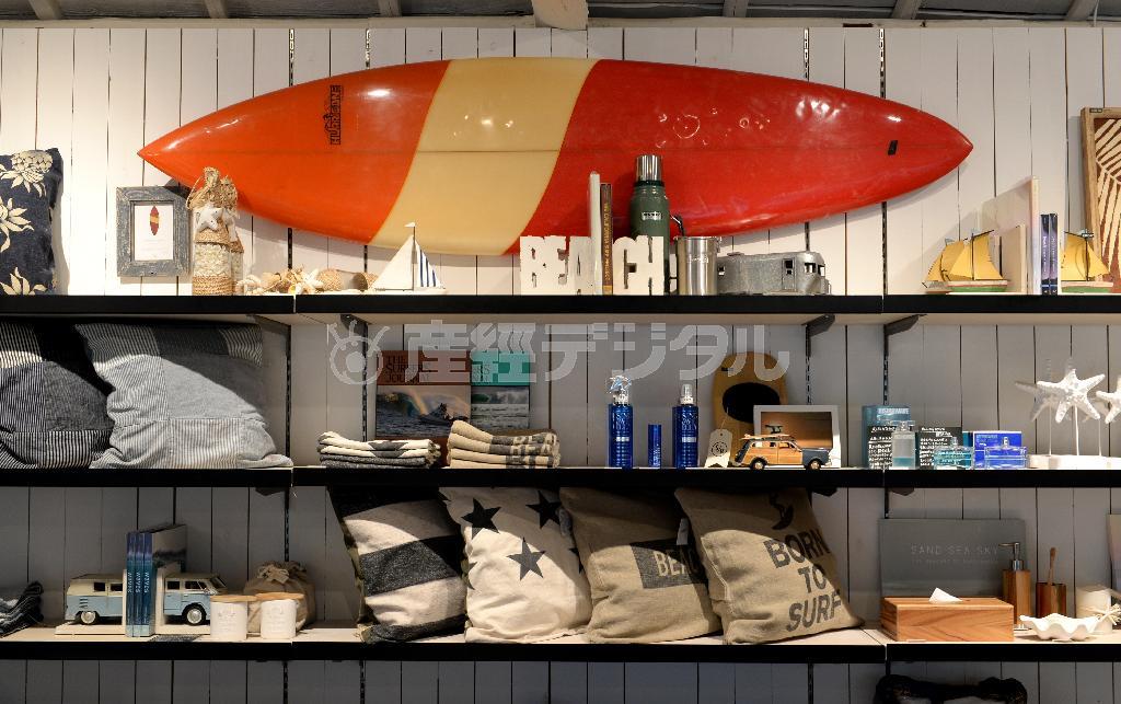 サーフボードや小物が飾られた２階のディスプレー＝２０１５年３月１９日、大阪市西区（南雲都撮影）