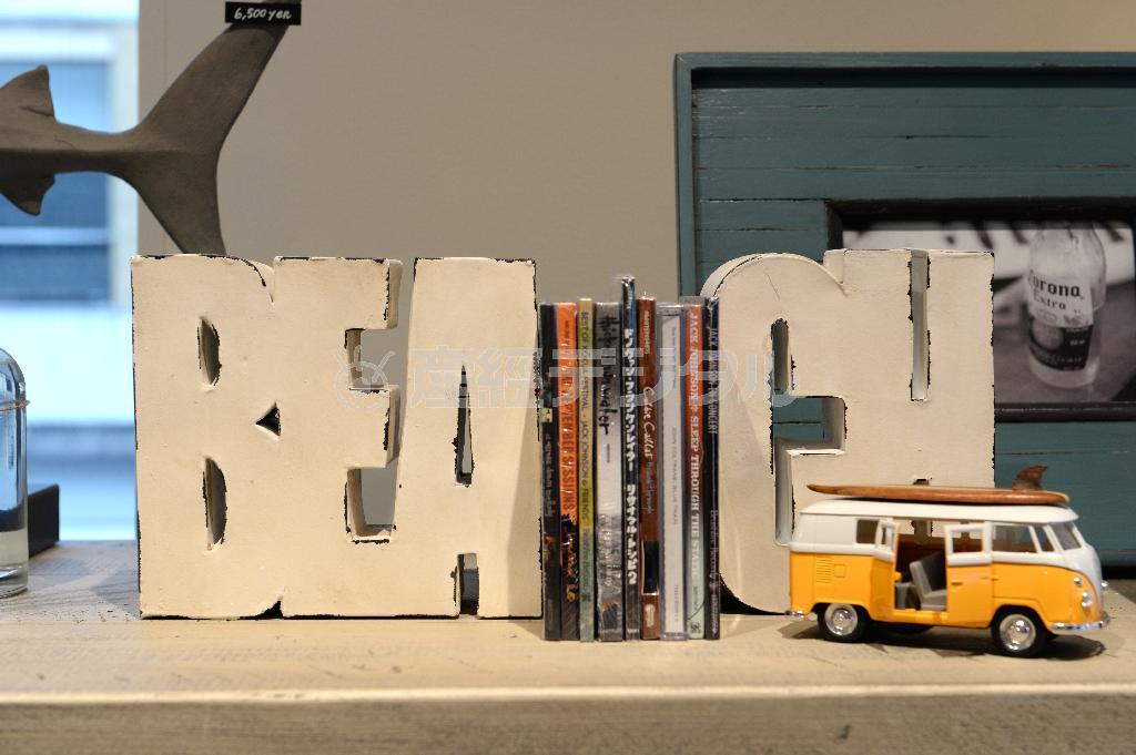 ＢＥＡＣＨブックエンド（４８００円）は海を愛する人に人気。はげたペンキが西海岸現地の標識か看板を思わせる＝２０１５年３月１９日、大阪市西区（南雲都撮影）