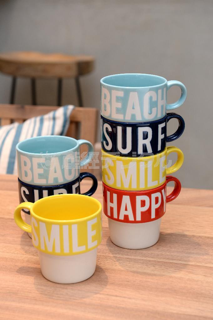 文字が入ったマグカップ（１２００円）はつなげるとメッセージに。一度は完売したものの、顧客の声で再販に。シリーズで購入したくなる＝２０１５年３月１９日、大阪市西区（南雲都撮影）