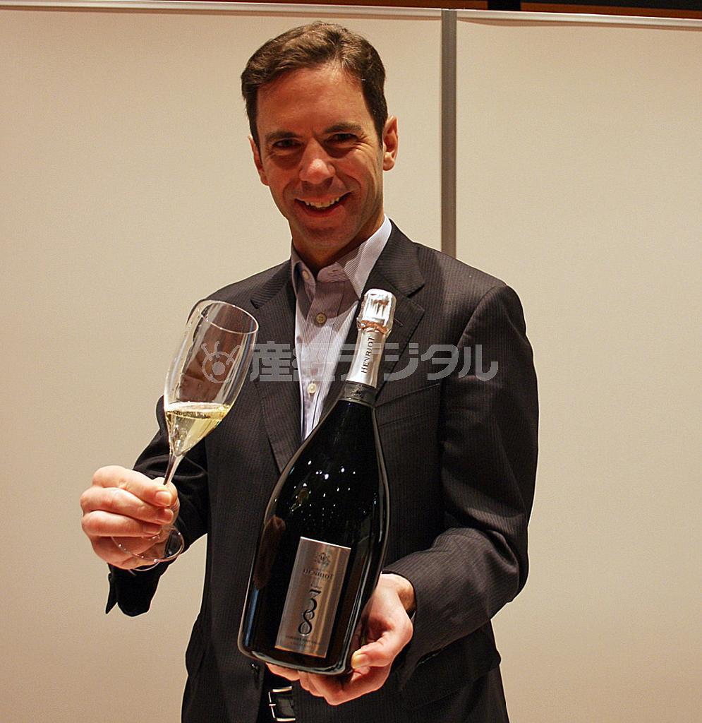 トマ・アンリオ社長＝２０１５年３月２１日（青木冨美子さん提供）