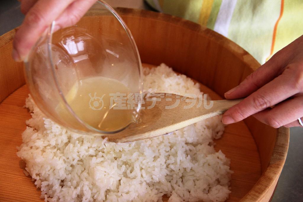 エビちらしずし（作り方１）＿＿ごはんが炊き上がったら、合わせ酢を回しかける。切るように混ぜて人肌に冷ます（田中幸美撮影）