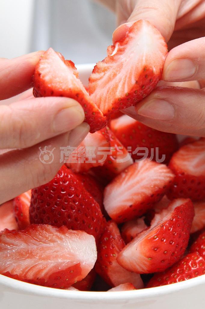 ヘタをとったいちごは手で裂いて。味が染みやすくなる（野村成次撮影）