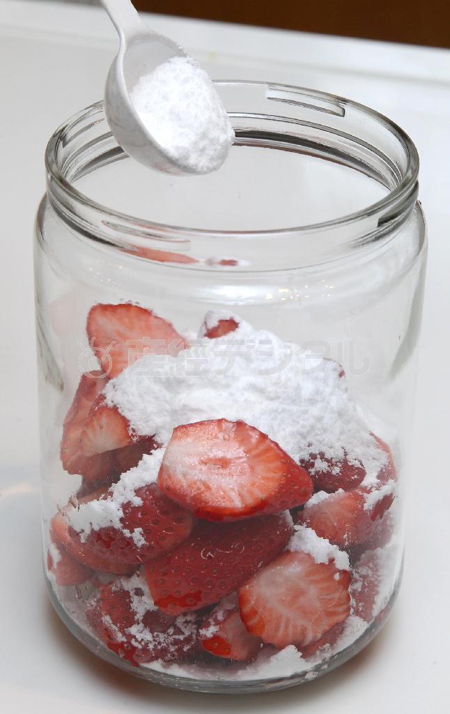 清潔なびんに、いちごと砂糖を交互に入れて一晩置くだけでソースが出来上がる。