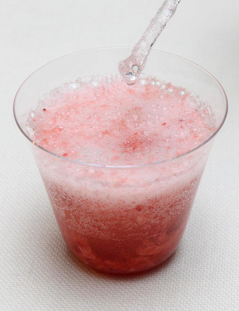 イチゴソーダ（作り方）＿＿イチゴソース１／２カップを炭酸水１カップで割れば春らしいドリンクに。オレンジジュースやラムを加えても。