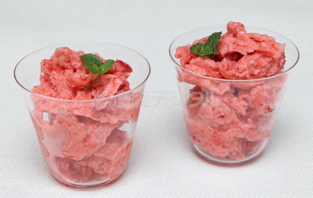 イチゴのソルベ（作り方）＿＿板ゼラチン１枚（１．５グラム）を水で戻し、水気を切る。白ワイン１／４カップを加え容器を入れ、レンジ６００ｗで３０秒加熱する。２カップのイチゴソースと合わせ冷やし固める。フードプロセッサーにかけて空気を含ませ、ソルベに仕立てる。