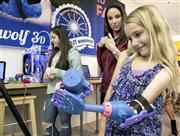 ３Ｄプリンター技術で作った義手でプラッスチック製の部品をつかみ、笑顔を浮かべるフェイス・レノックスさん＝２０１５年３月３１日、米カリフォルニア州ロスアラミトス（ＡＰ）