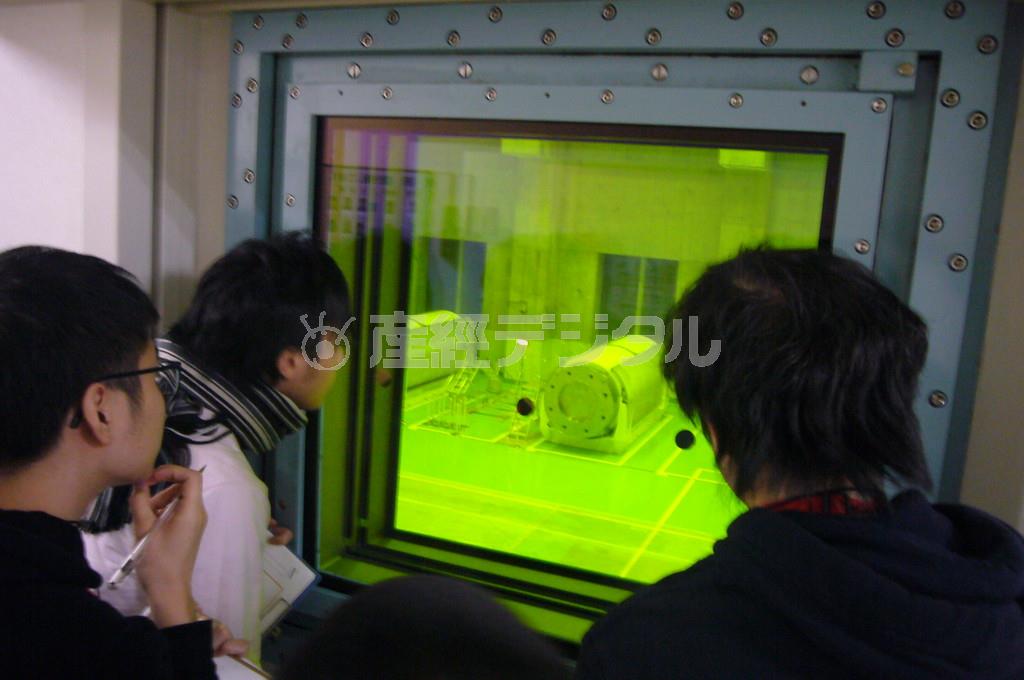 日本原燃の核燃料サイクル施設見学会の様子＝２０１５（平成２７）年１月２９日、青森県上北郡六ケ所村（有志学生記者撮影）