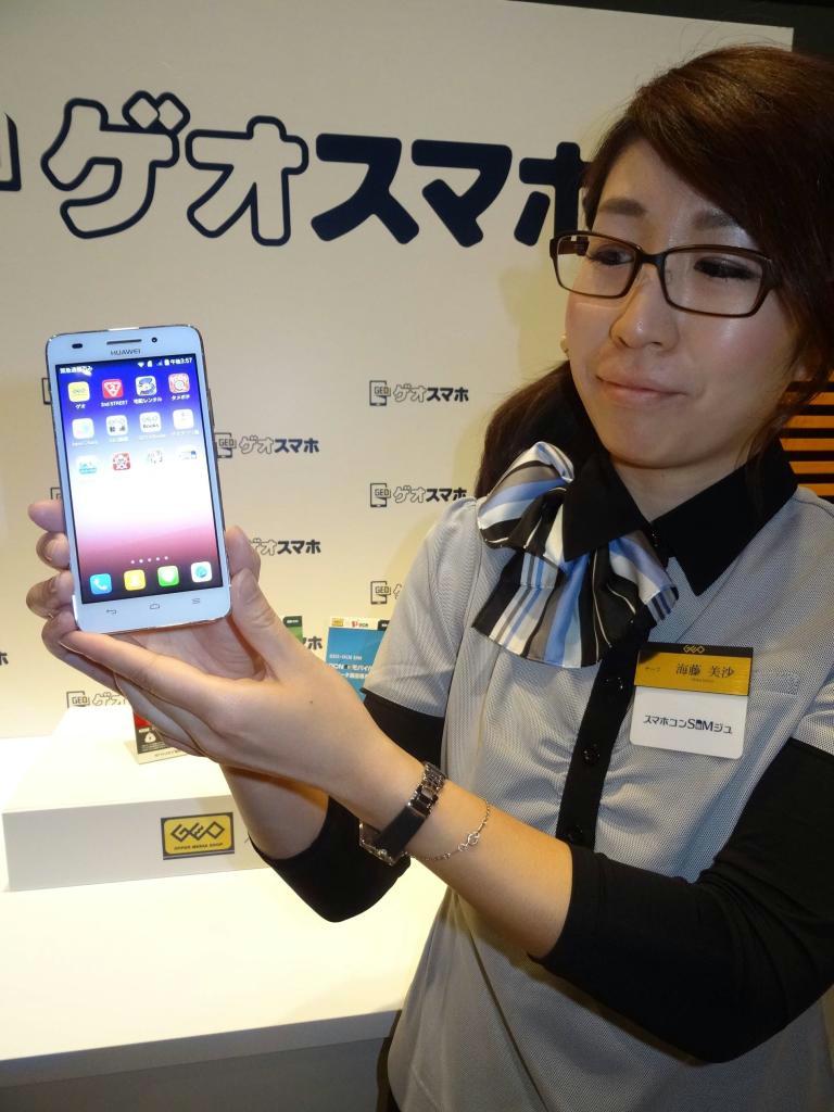 ゲオＨＤが発売した格安スマートフォン＝２日午後、東京都千代田区