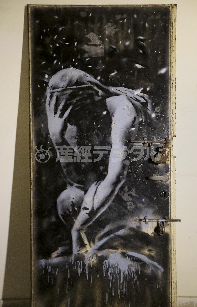 覆面ストリートアーティスト、バンクシーがパレスチナ自治区ガザに出没し空爆で破壊された家の玄関ドアに描いた作品＝２０１５年３月３１日、イスラエル（ＡＰ）