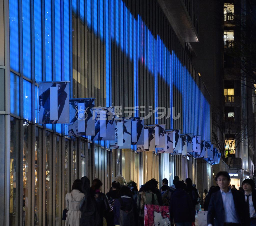 「世界自閉症啓発デー」のテーマカラーのブルーに染まった表参道ヒルズ＝２０１５年４月２日、東京都渋谷区（三尾郁恵撮影）