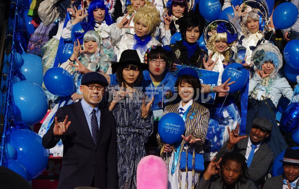 東京・表参道で開かれたイベント「Ｗａｒｍ＿Ｂｌｕｅ＿２０１５」には多くの人が参加。主催する一般社団法人「Ｇｅｔ＿ｉｎ＿ｔｏｕｃｈ」代表の東ちづるさん（左から３人目）らが青い風船を持ち、自閉症への理解を訴えた＝２０１５年４月２日、東京都渋谷区（提供写真）