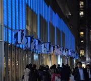 「世界自閉症啓発デー」のテーマカラーのブルーに染まった表参道ヒルズ＝２０１５年４月２日、東京都渋谷区（三尾郁恵撮影）