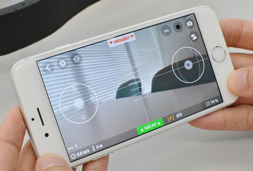 スマホをコントローラーとして使用できる。機体のカメラの映像も画面で確認できる