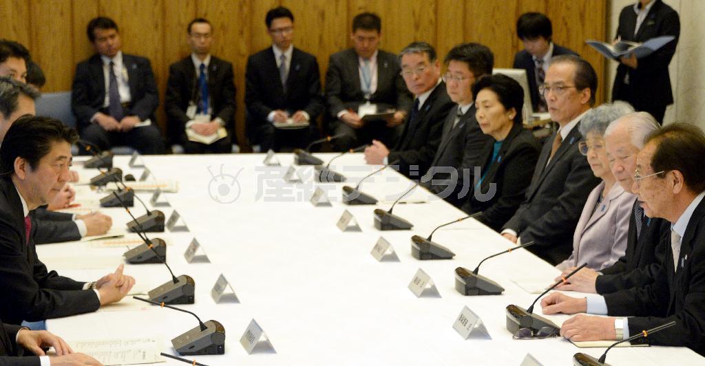 安倍晋三（しんぞう）首相（左）と面会する拉致被害者家族会代表の飯塚繁雄さん（右端）ら＝２０１５年４月３日、首相官邸（酒巻俊介撮影）