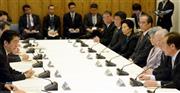 安倍晋三（しんぞう）首相（左）と面会する拉致被害者家族会代表の飯塚繁雄さん（右端）ら＝２０１５年４月３日、首相官邸（酒巻俊介撮影）