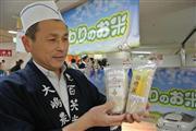 「華麗舞」と「和みリゾット」などを生産、販売する大嶋康司さん。「料理に合わせた米を選んでほしい」と話す＝横浜市西区の横浜高島屋