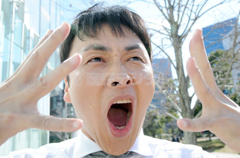 なんとお笑い界の大御所、明石家さんまさんが「白黒アンジャッシュ」（千葉テレビ）に出演することになり、びっくり仰天の児嶋一哉さん＝２０１５年２月６日、東京都江東区（寺河内美奈撮影）