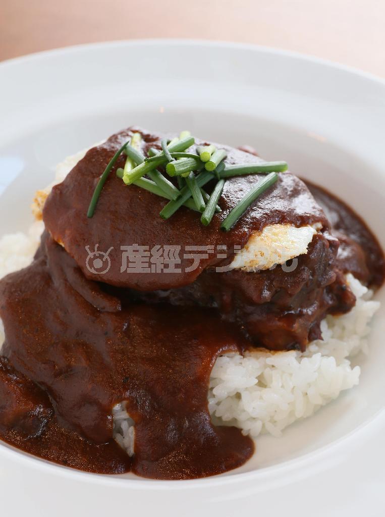 ハンバーグではなく、ビーフシチュー状態で煮込んだ１５０グラムの牛肉の塊を使った「モエナスペシャルコロモコ」（１６８０円）＝２０１５年２月２７日、京都市中京区（志儀駒貴撮影）