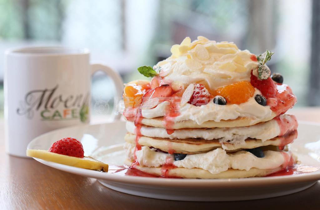 ハワイのキラウェア火山をイメージし、３段重ねのパンケーキの上に生クリームを乗せた「いちごとフルーツ＿生クリームスペシャルパンケーキ」（１９８０円）＝２０１５年２月２７日、京都市中京区（志儀駒貴撮影）