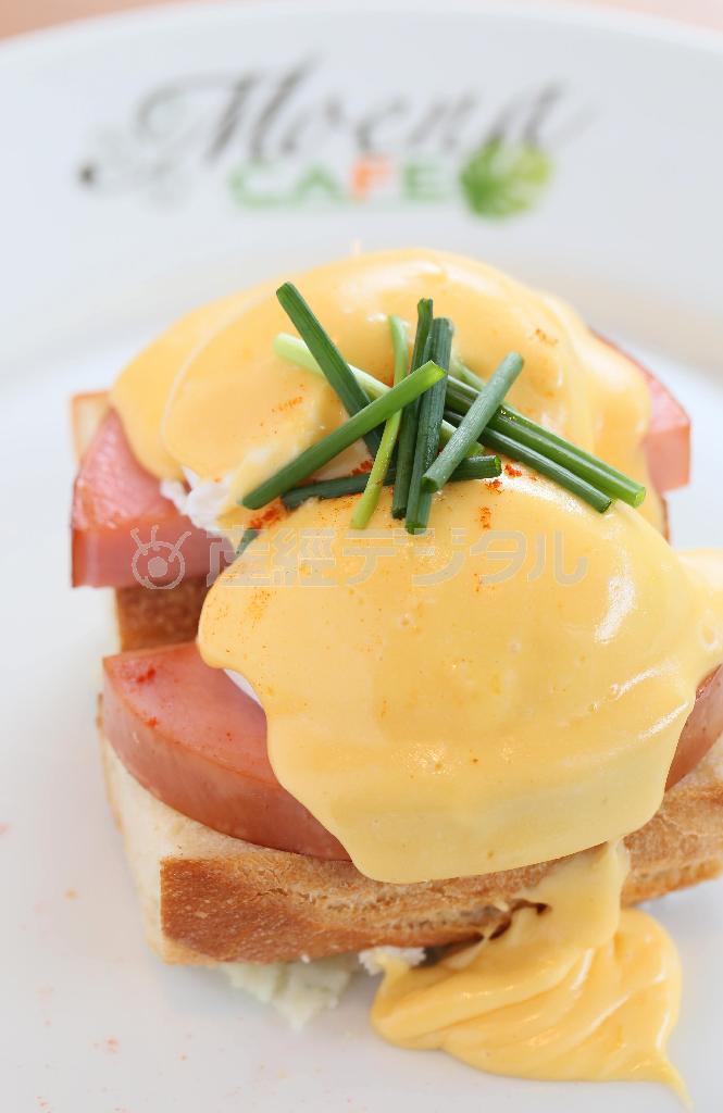 カリッと焼いたバゲットに厚切りのスモークハムとポーチドエッグが乗ったボリューム感たっぷりの「スモークハムのエッグベネディクト」（１４００円）＝２０１５年２月２７日、京都市中京区（志儀駒貴撮影）