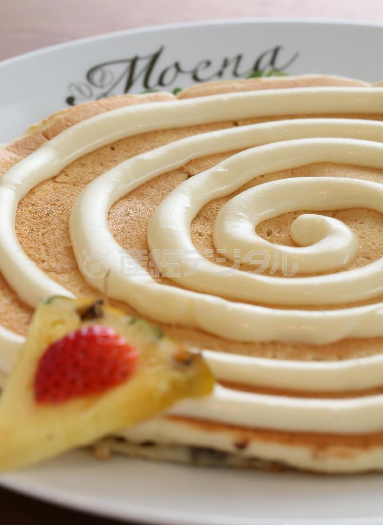 味の決め手でもある渦巻き状のクリームチーズソースが楽しい「シナモンロールパンケーキ」（１１００円）＝２０１５年２月２７日、京都市中京区（志儀駒貴撮影）