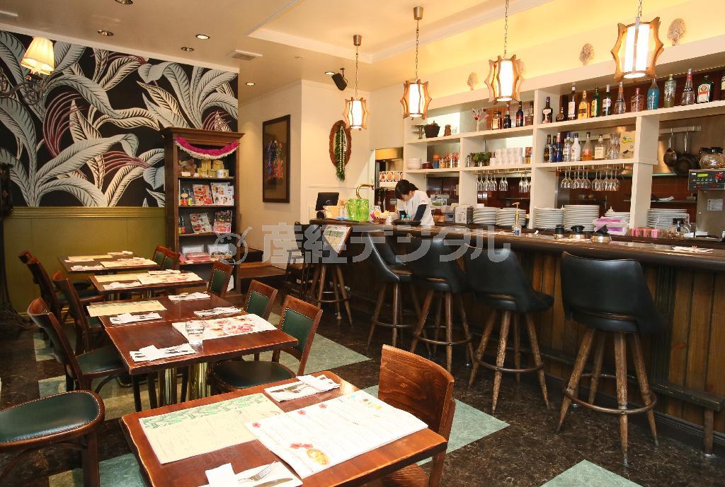 ゆったりくつろげる広々とした店内は、若い女性客らで終日、にぎわう＝２０１５年２月２７日、京都市中京区（志儀駒貴撮影）