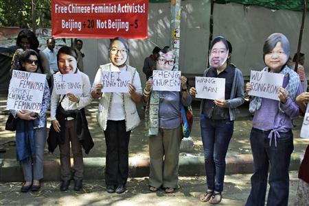 ３月１８日、インドの首都ニューデリーで、中国当局に拘束された女性活動家５人のマスクをかぶり、早期釈放を求めるインドの活動家ら（ＡＰ）