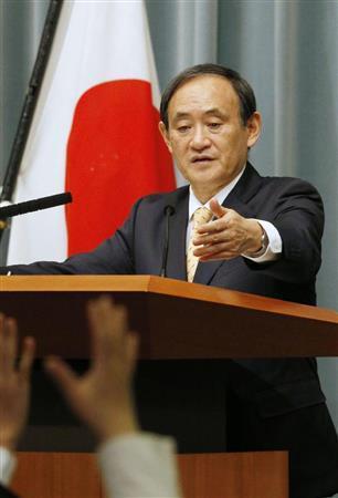 記者会見で日本独自の対北朝鮮経済制裁措置の延長を発表する菅義偉（すが・よしひで）官房長官＝２０１５年３月３１日、首相官邸（共同）