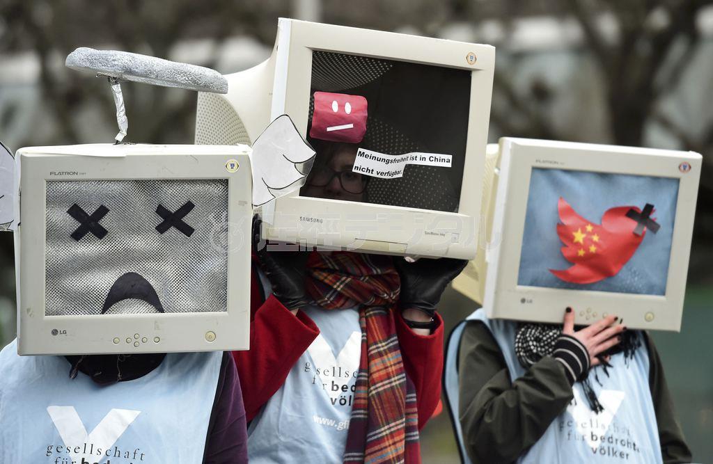 パソコンのモニターをかぶり顔を隠すパーフォーマンス。「プライバシー保護」と「知る権利」のバランスが問われている＝２０１５年３月１５日、ドイツ・ハノーバー（ロイター）