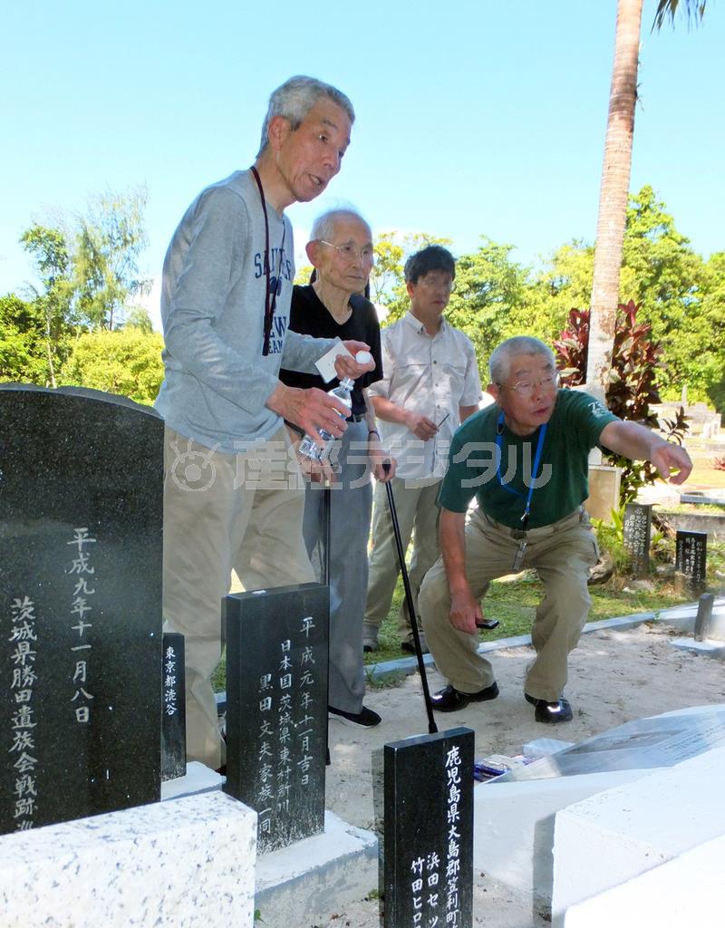 天皇、皇后両陛下の戦没者慰霊ご訪問を目前に、先の大戦の激戦地、ペリリュー島の日本軍の慰霊碑を訪れた遺族の村井正巳さん（左）、生還者の元海軍兵の土田喜代一さん（左から２人目）ら＝２０１５年４月５日、パラオ共和国ペリリュー島（今村義丈撮影）
