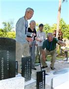 天皇、皇后両陛下の戦没者慰霊ご訪問を目前に、先の大戦の激戦地、ペリリュー島の日本軍の慰霊碑を訪れた遺族の村井正巳さん（左）、生還者の元海軍兵の土田喜代一さん（左から２人目）ら＝２０１５年４月５日、パラオ共和国ペリリュー島（今村義丈撮影）