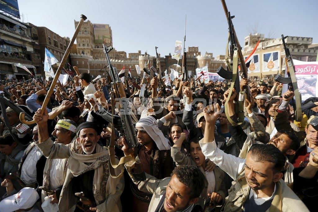 イエメンの首都サナアで銃を掲げ、サウジアラビアによる空爆への対抗を訴える武装組織「フーシ派」の支持者ら＝２０１５年４月１日（ロイター）