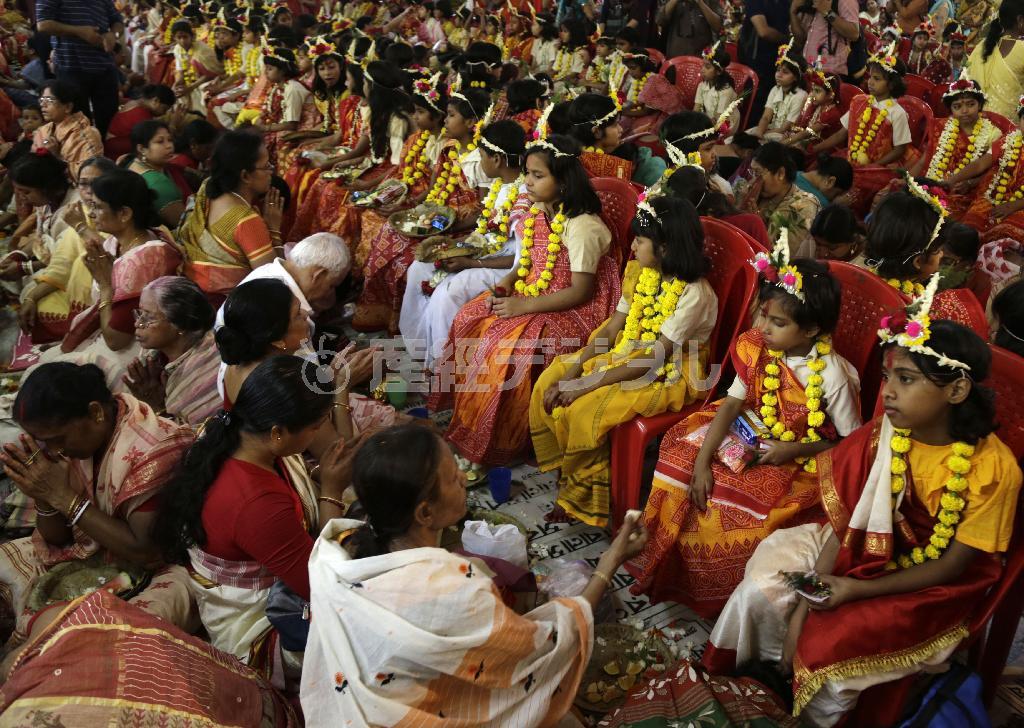 ヒンズー教の祭り「ラーマ・ナバミ」の期間中、生きた女神「クマリ」としてあがめられる少女たち＝２０１５年３月２８日、インド・西ベンガル州コルカタ（ＡＰ）